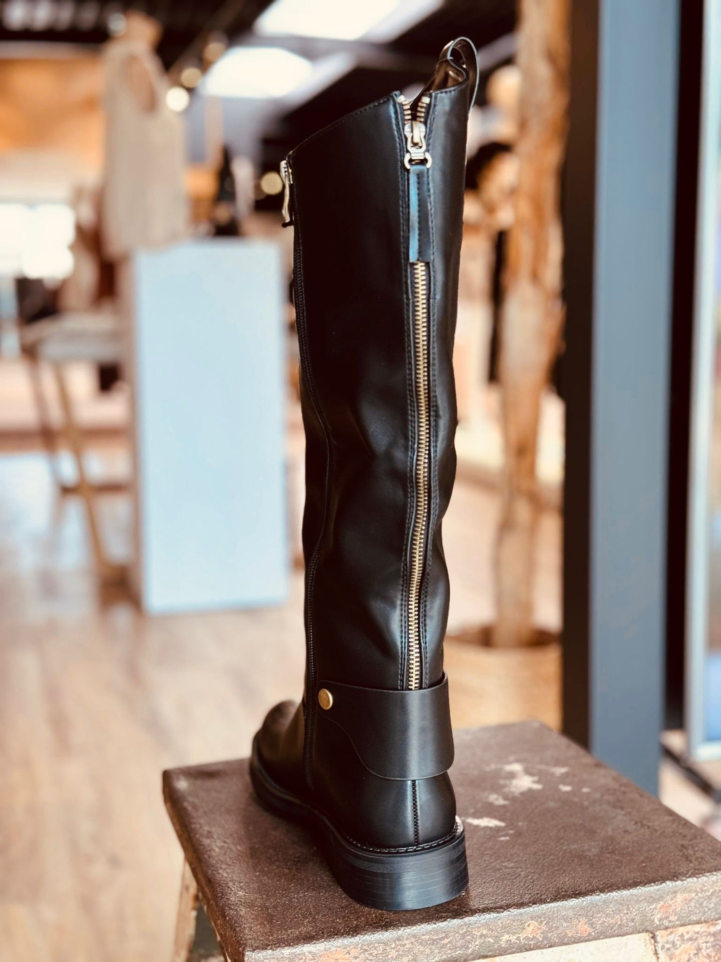Boots motor black
