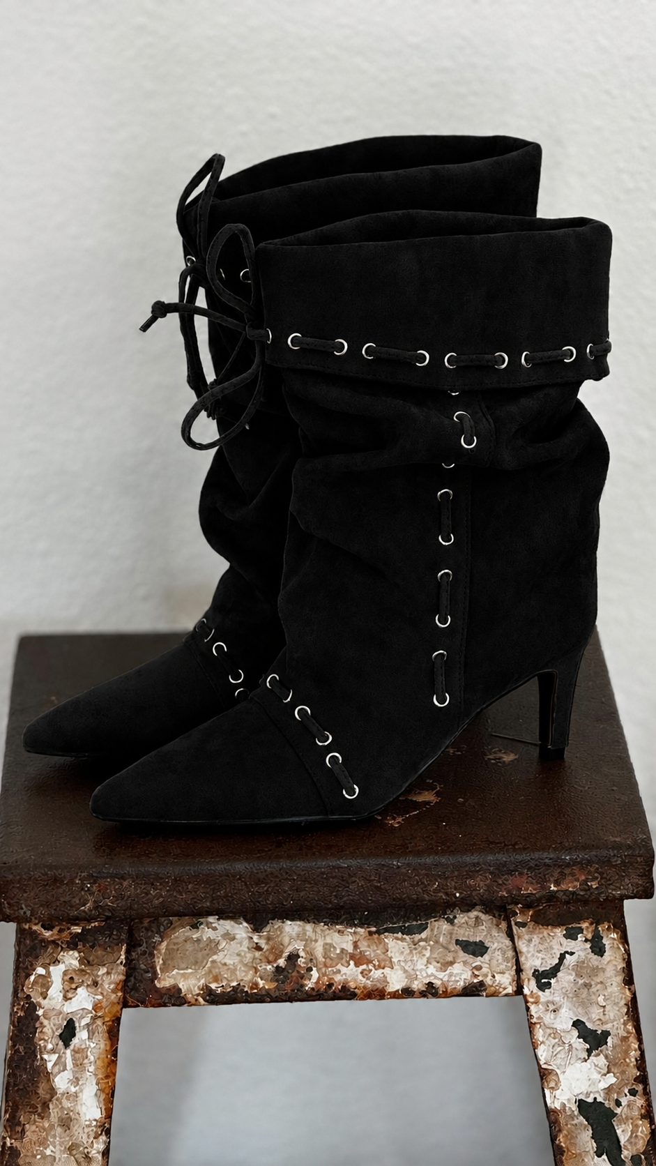 Boots stitched black
