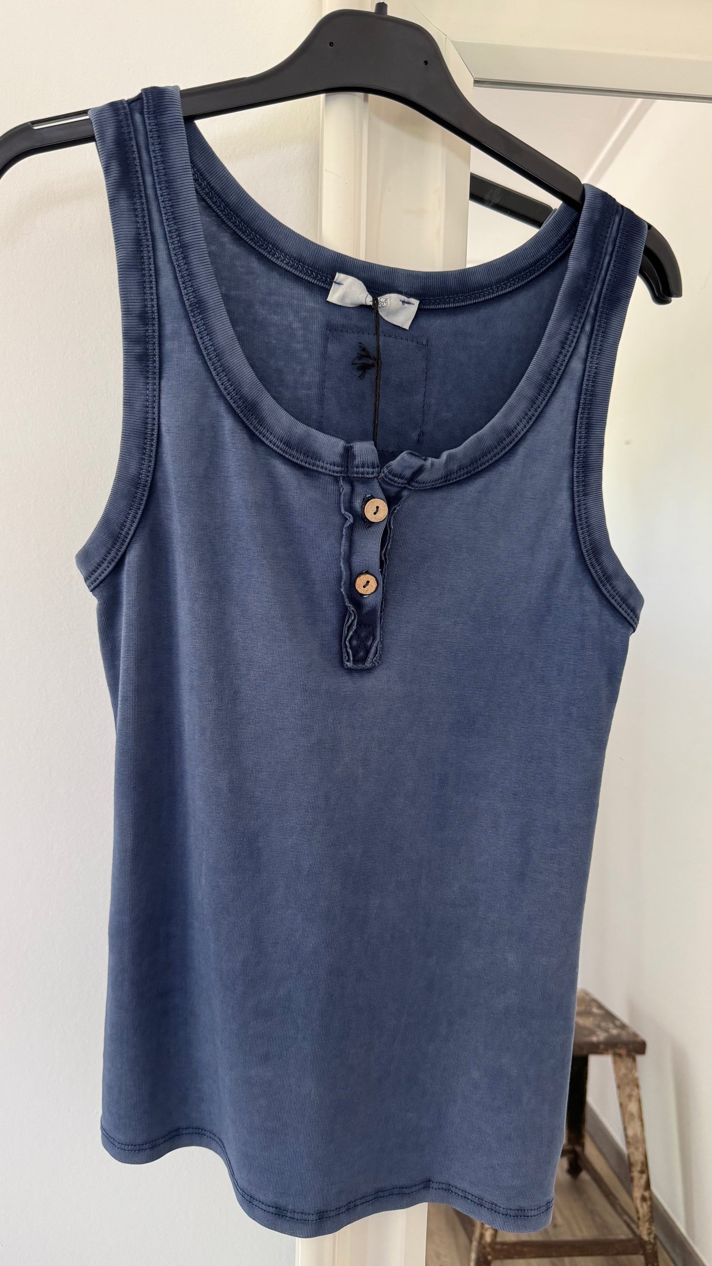 Top Maggy button blue