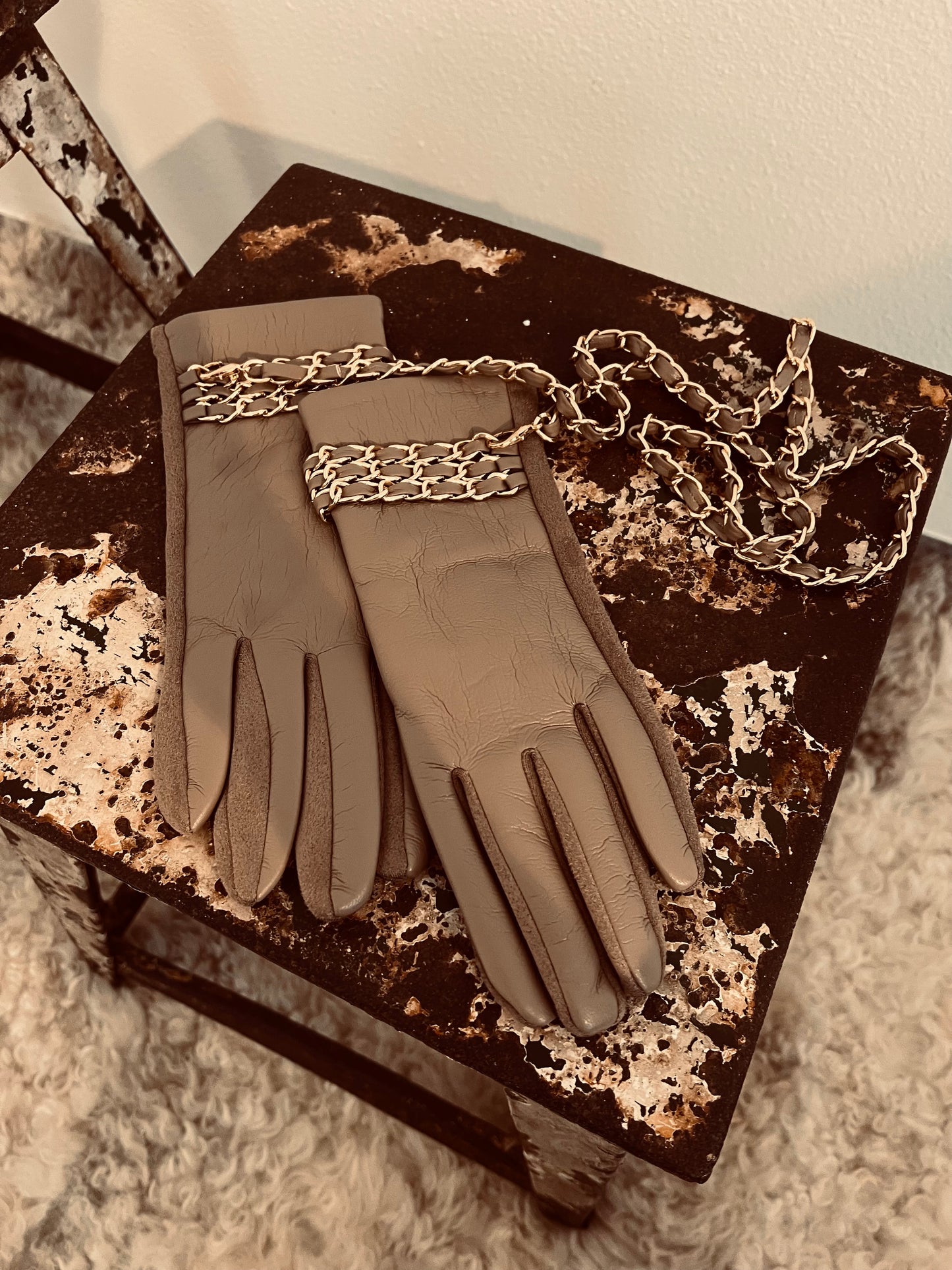 Gloves + chain nude