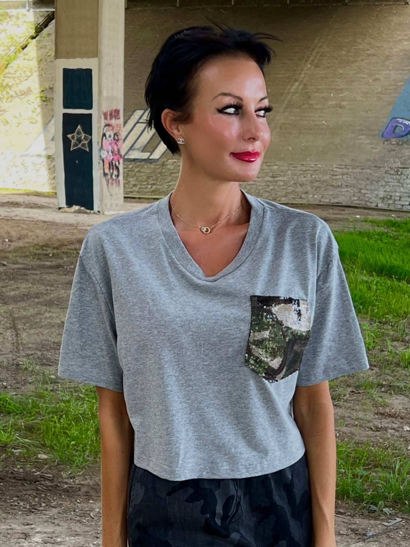 Tee-shirt gris avec poche