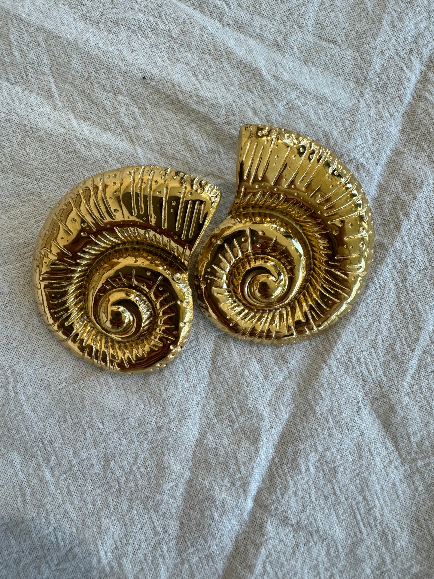 Earrings shell gold