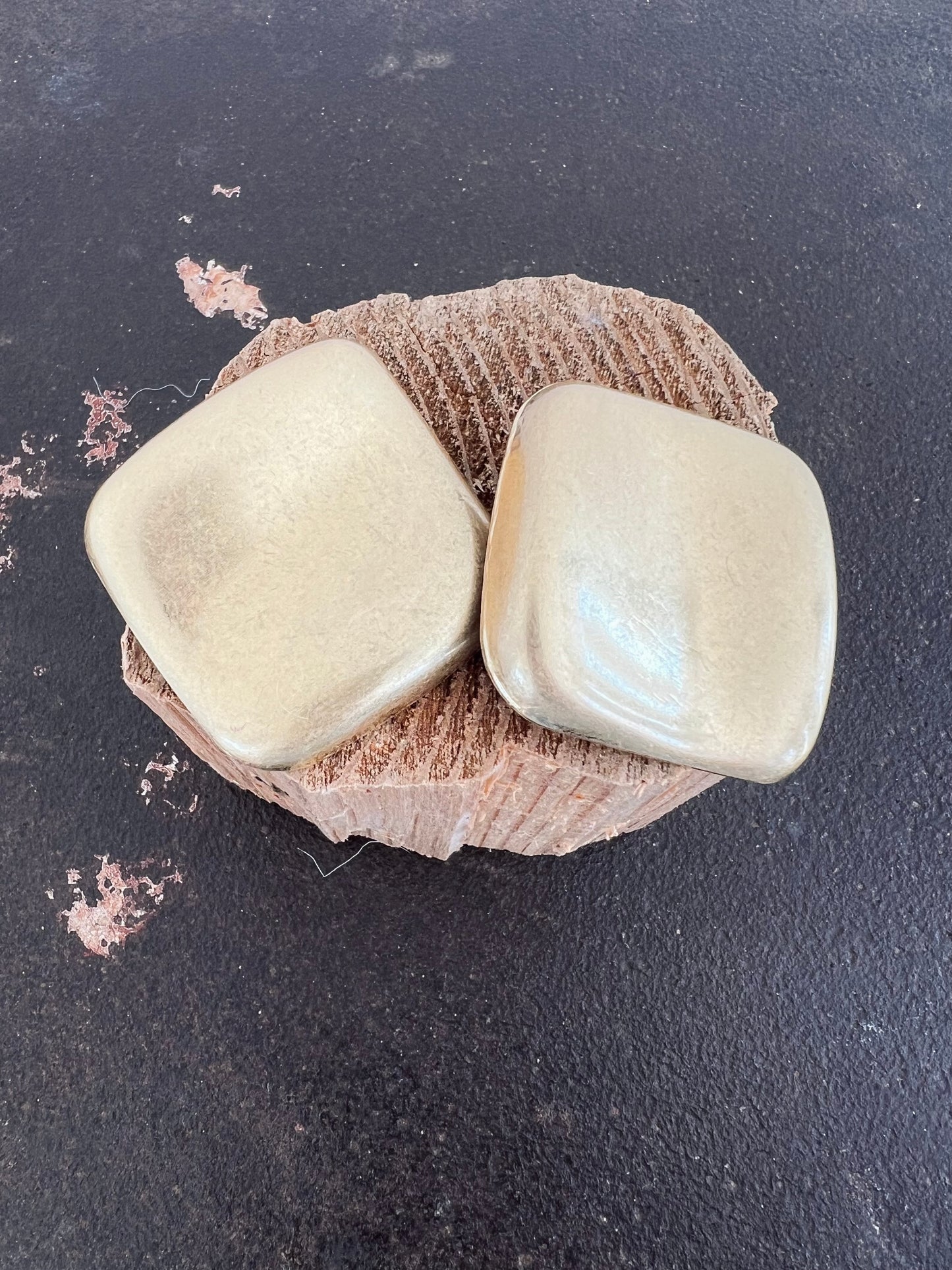 Boucles d'oreilles carrées mates