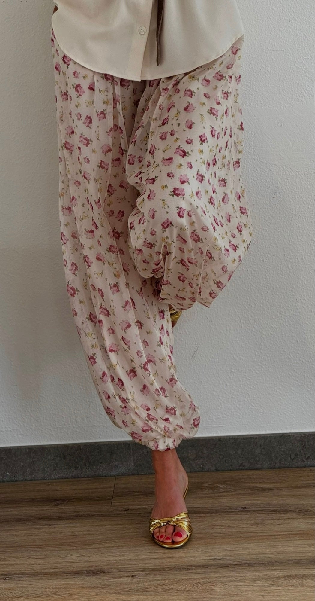 Le pantalon rose à fleurs de Justine