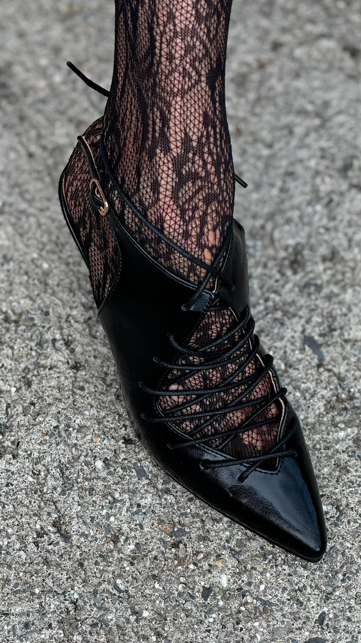 Pump Evita laced black