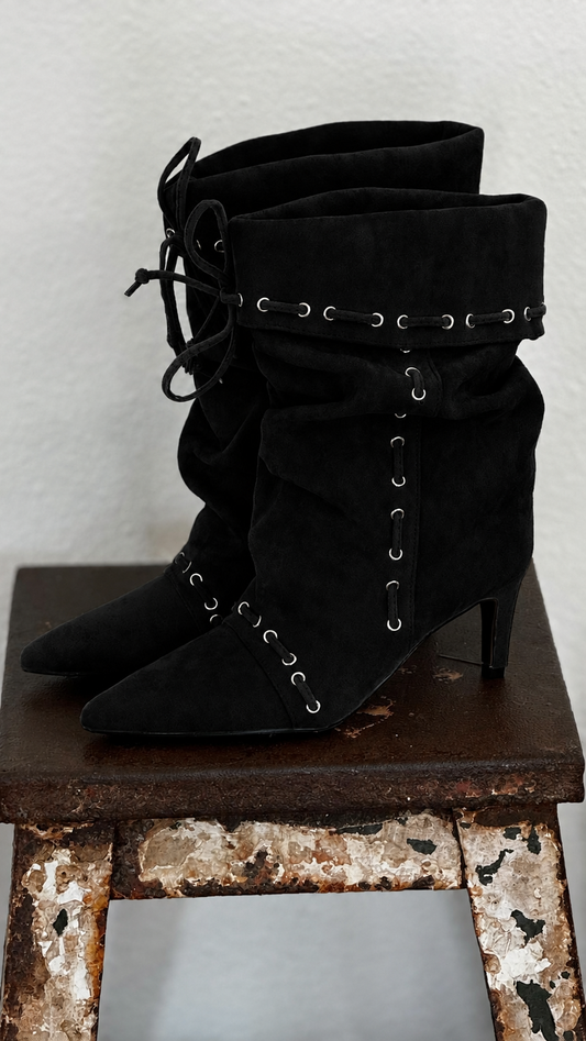 Boots stitched black