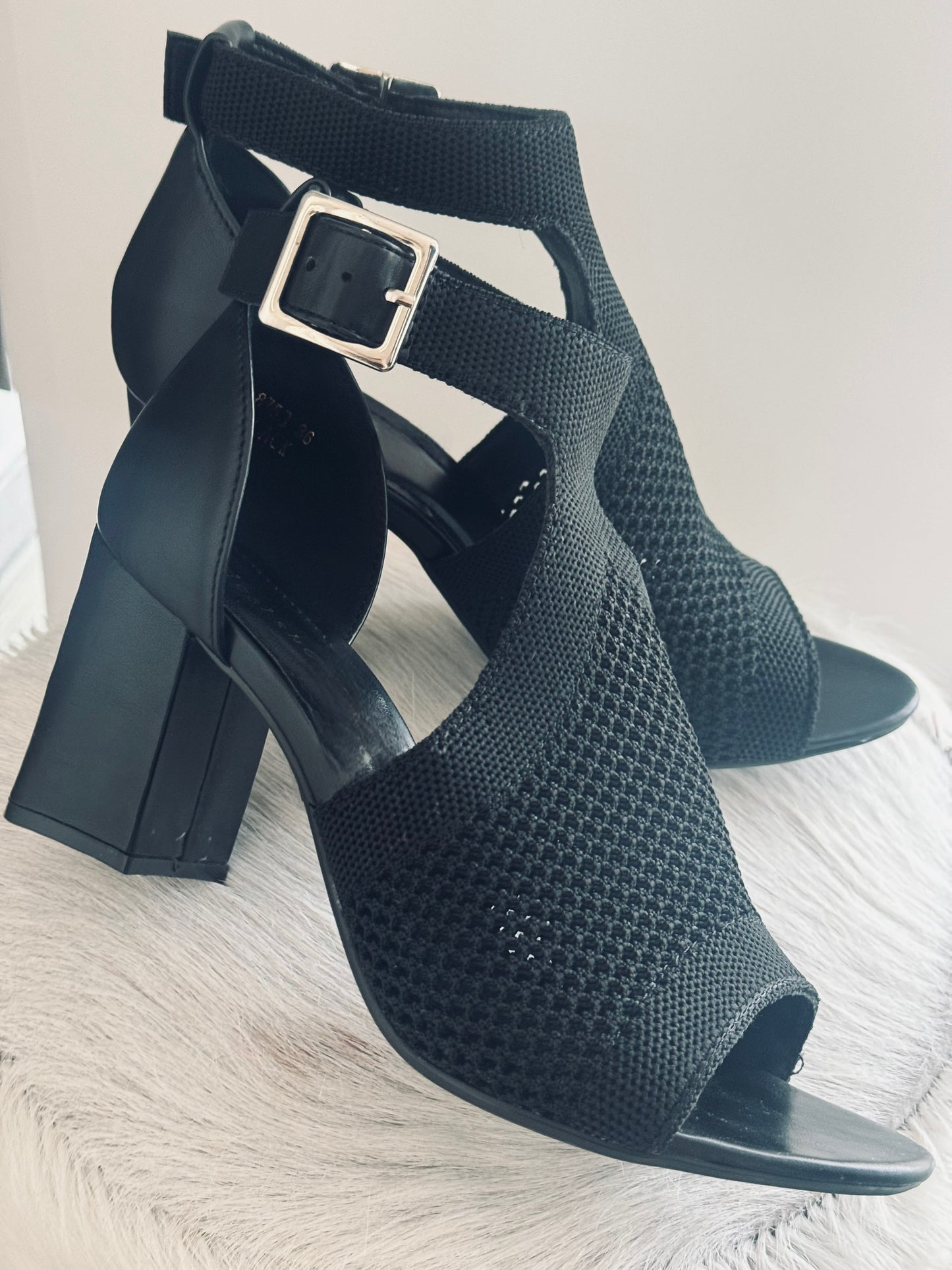 Sandal woven black