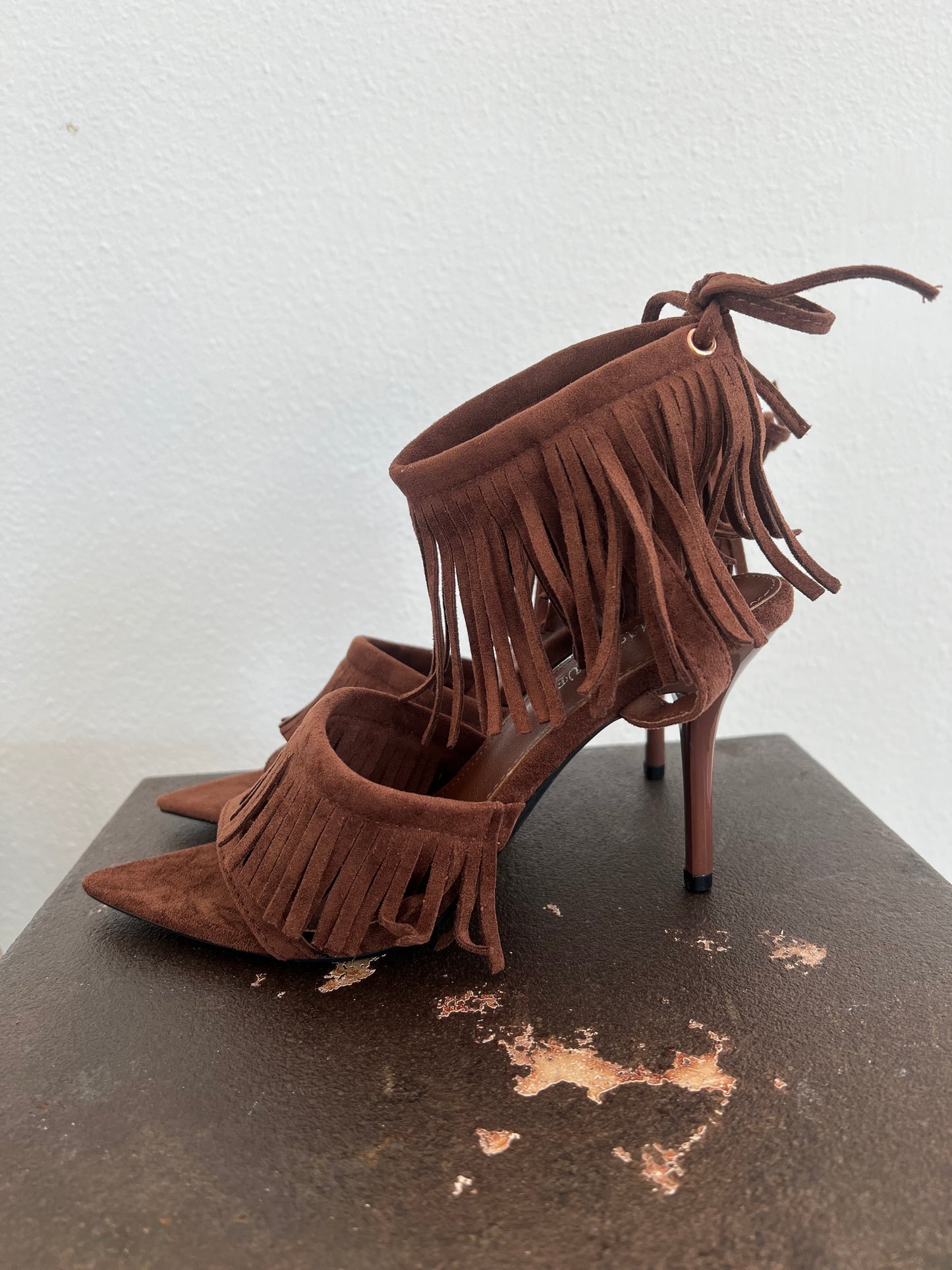 Pump fringes dark brown