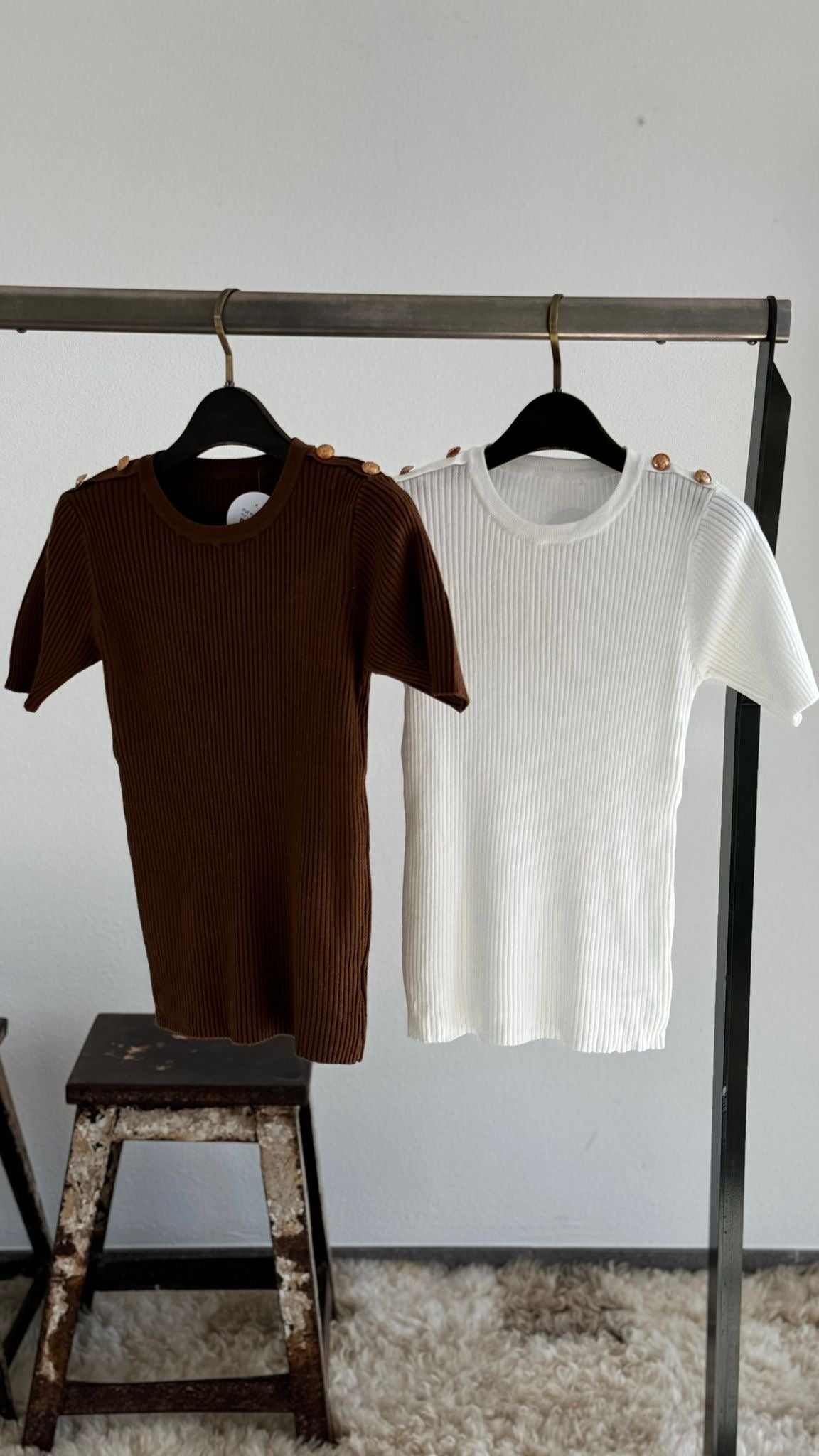 Pull tricot buttons