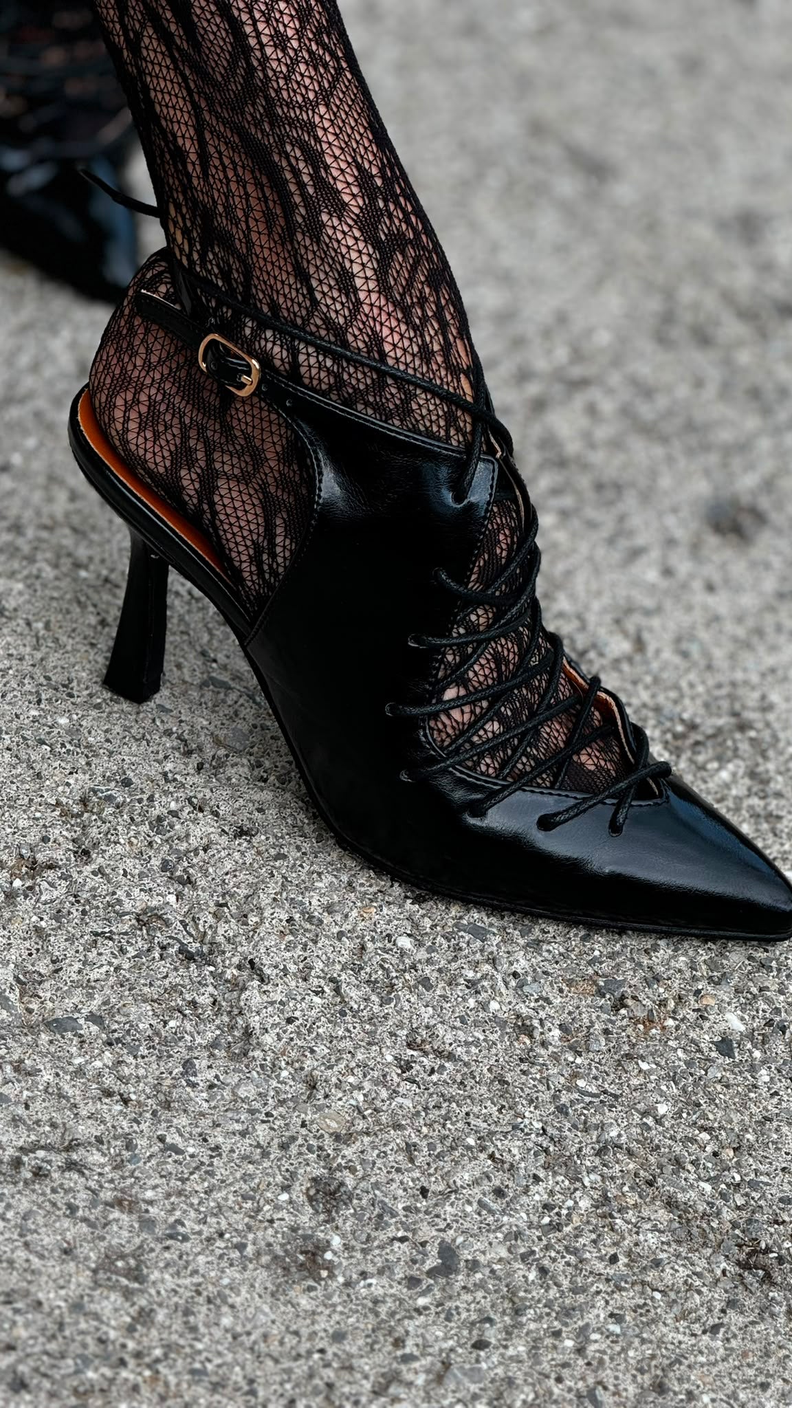 Pump Evita laced black