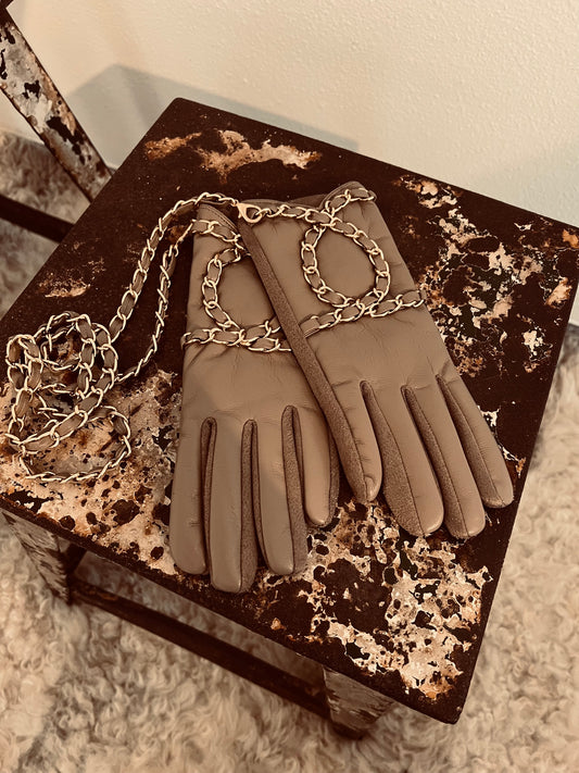 Gloves + chain nude