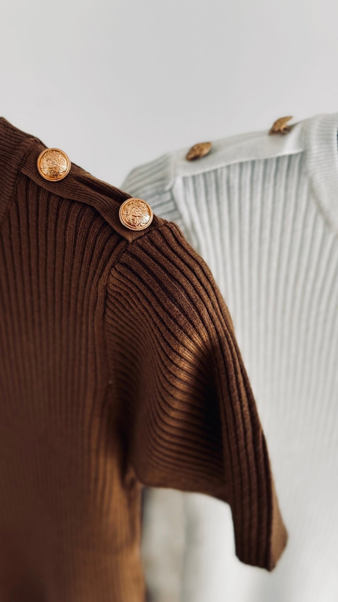 Pull tricot buttons