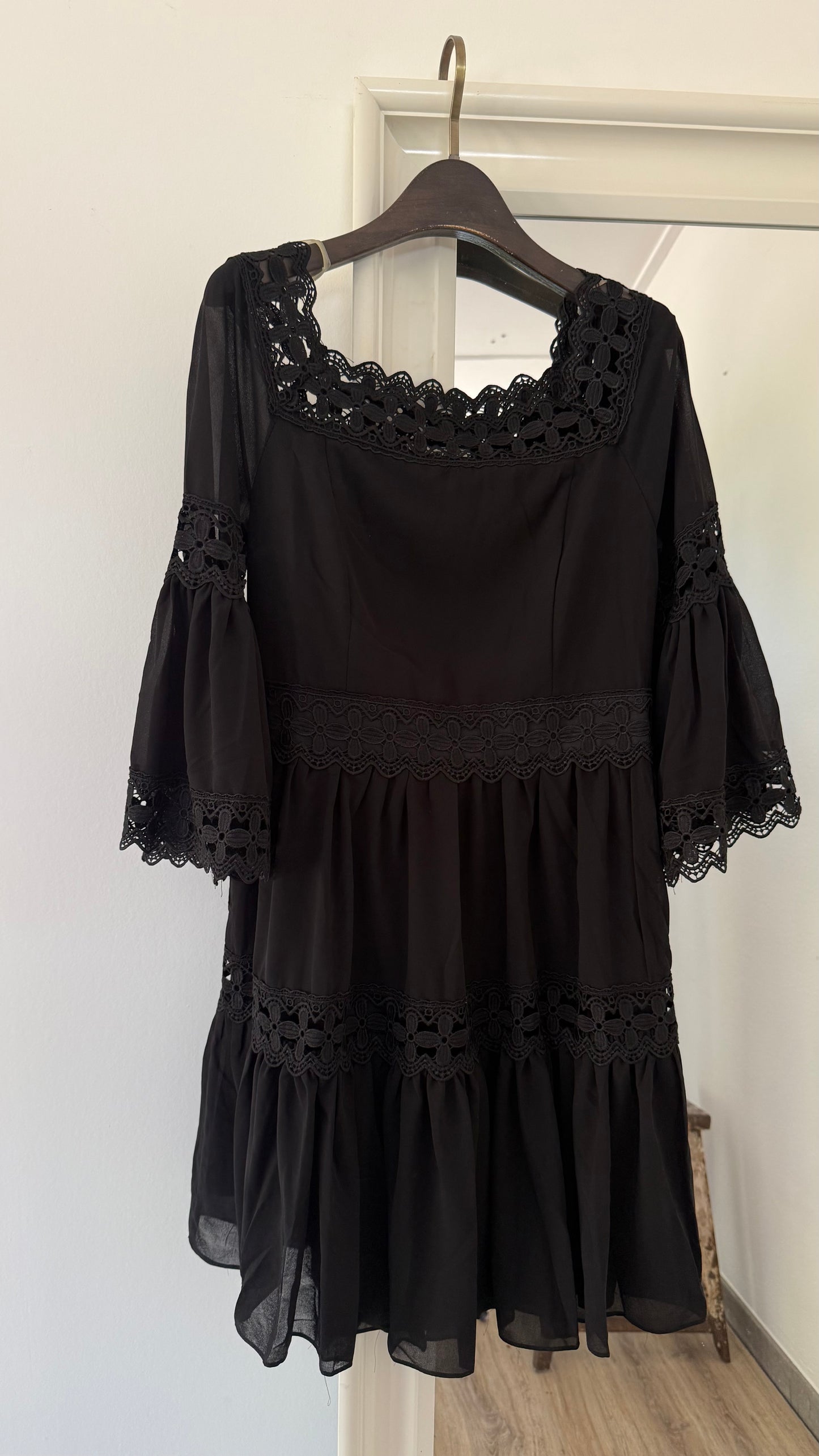 Dress Suzy black flowers (M)