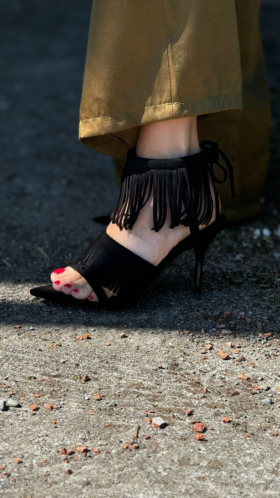 Pump fringes black