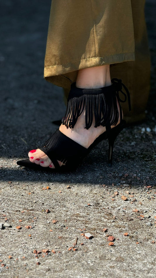 Pump fringes black