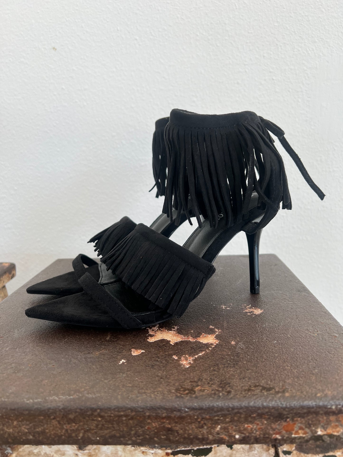 Pump fringes black