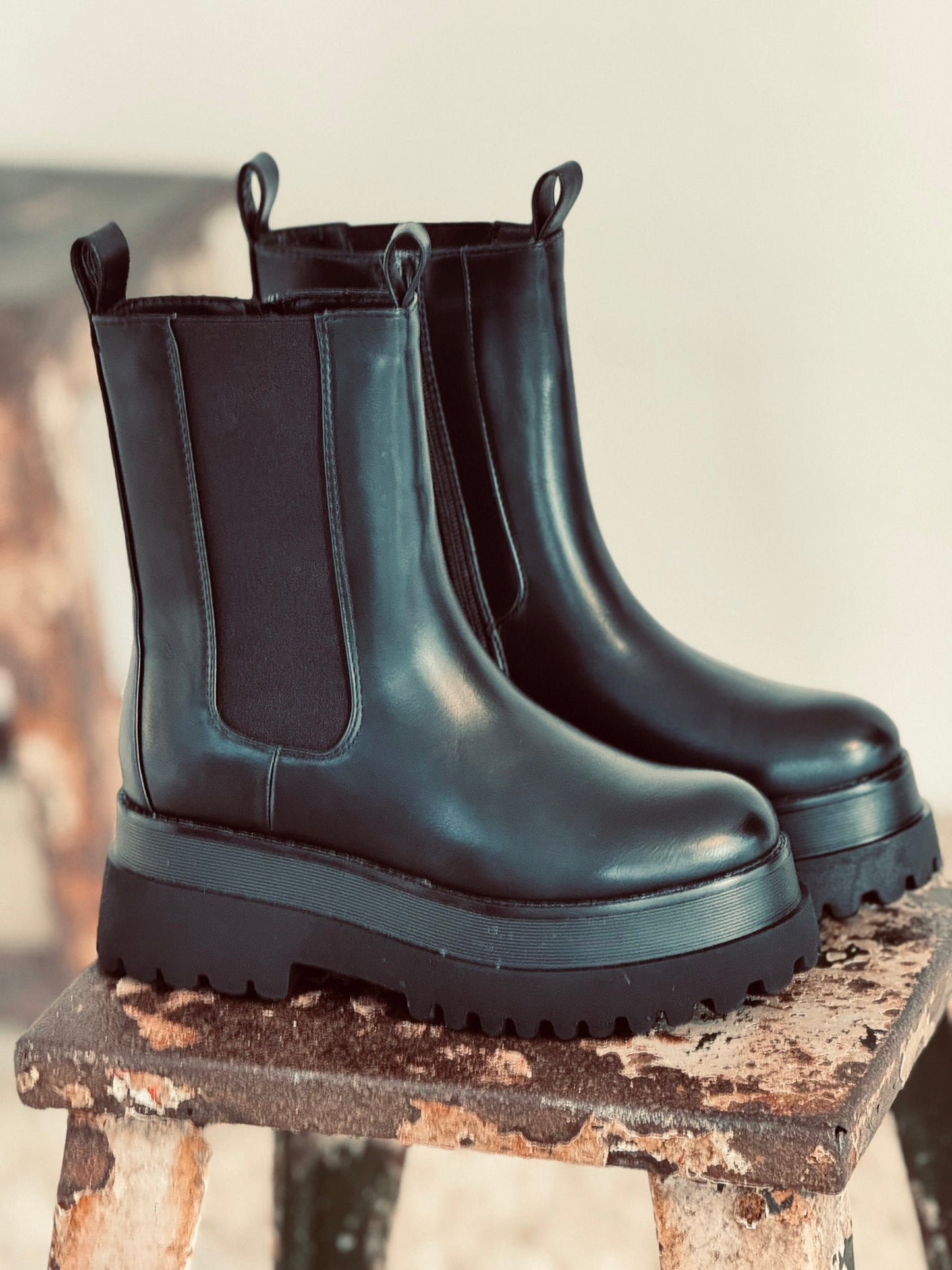 Boots platform black