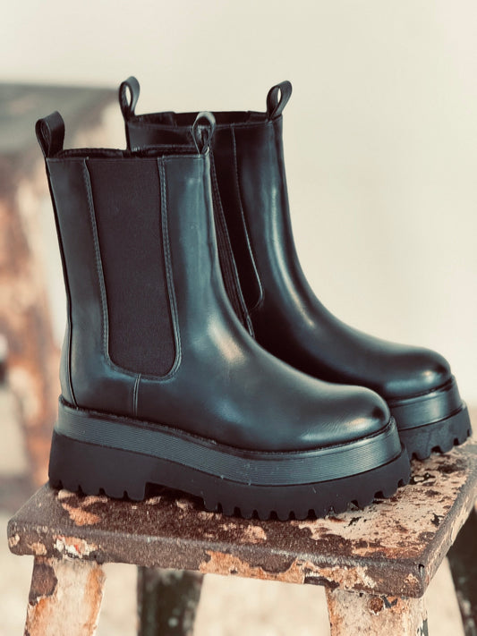 Boots platform black