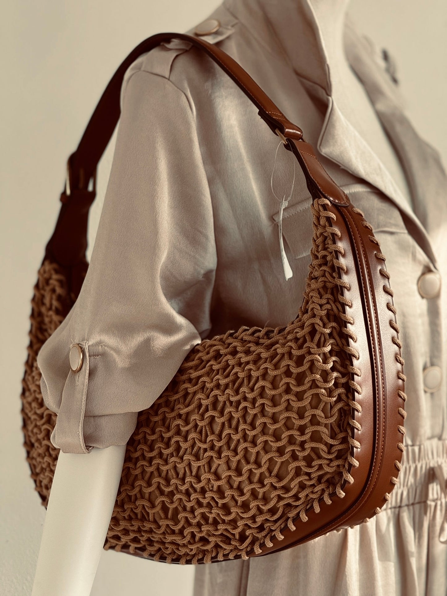Bag banane woven camel