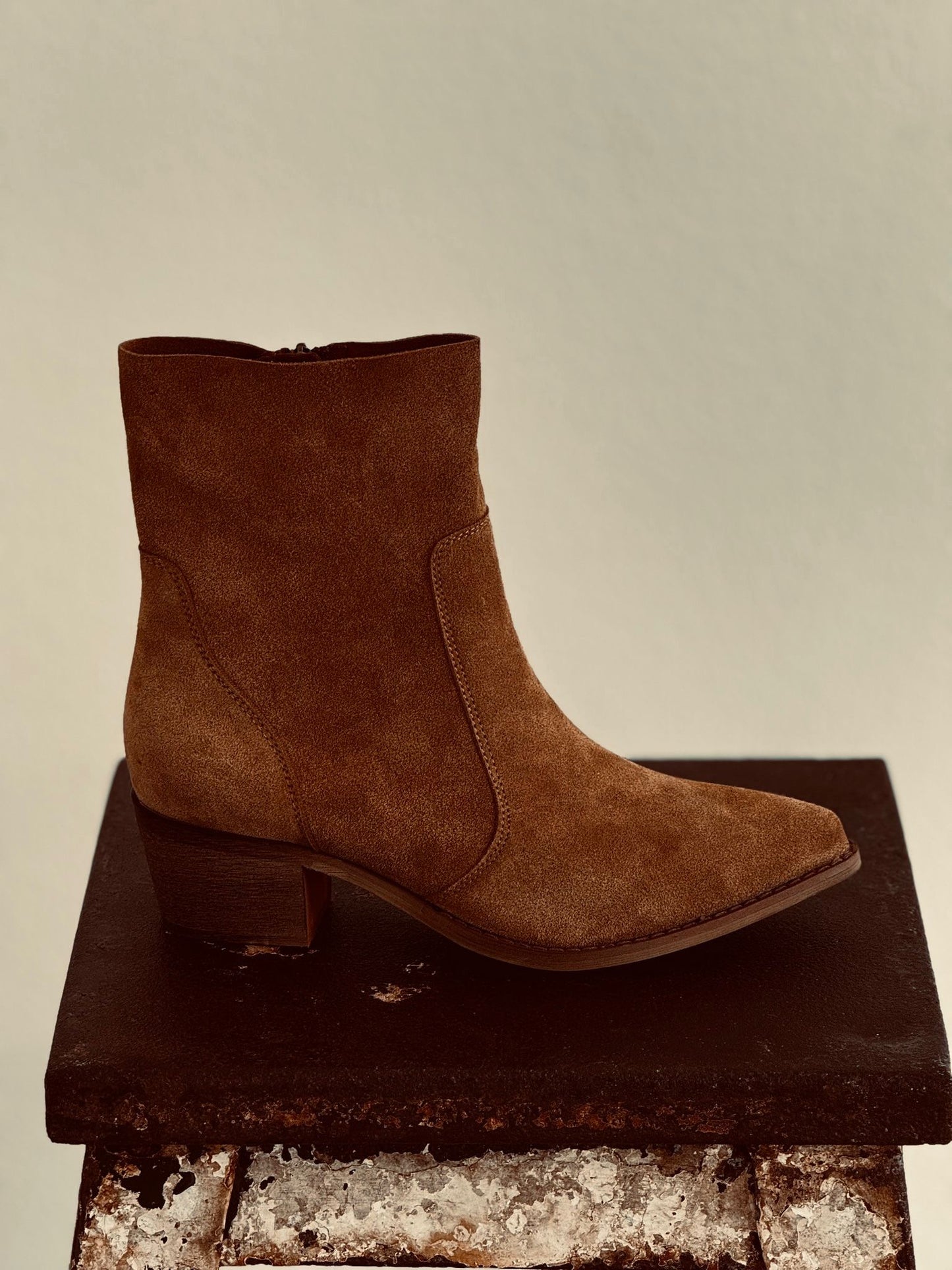 Boots suede camel leather