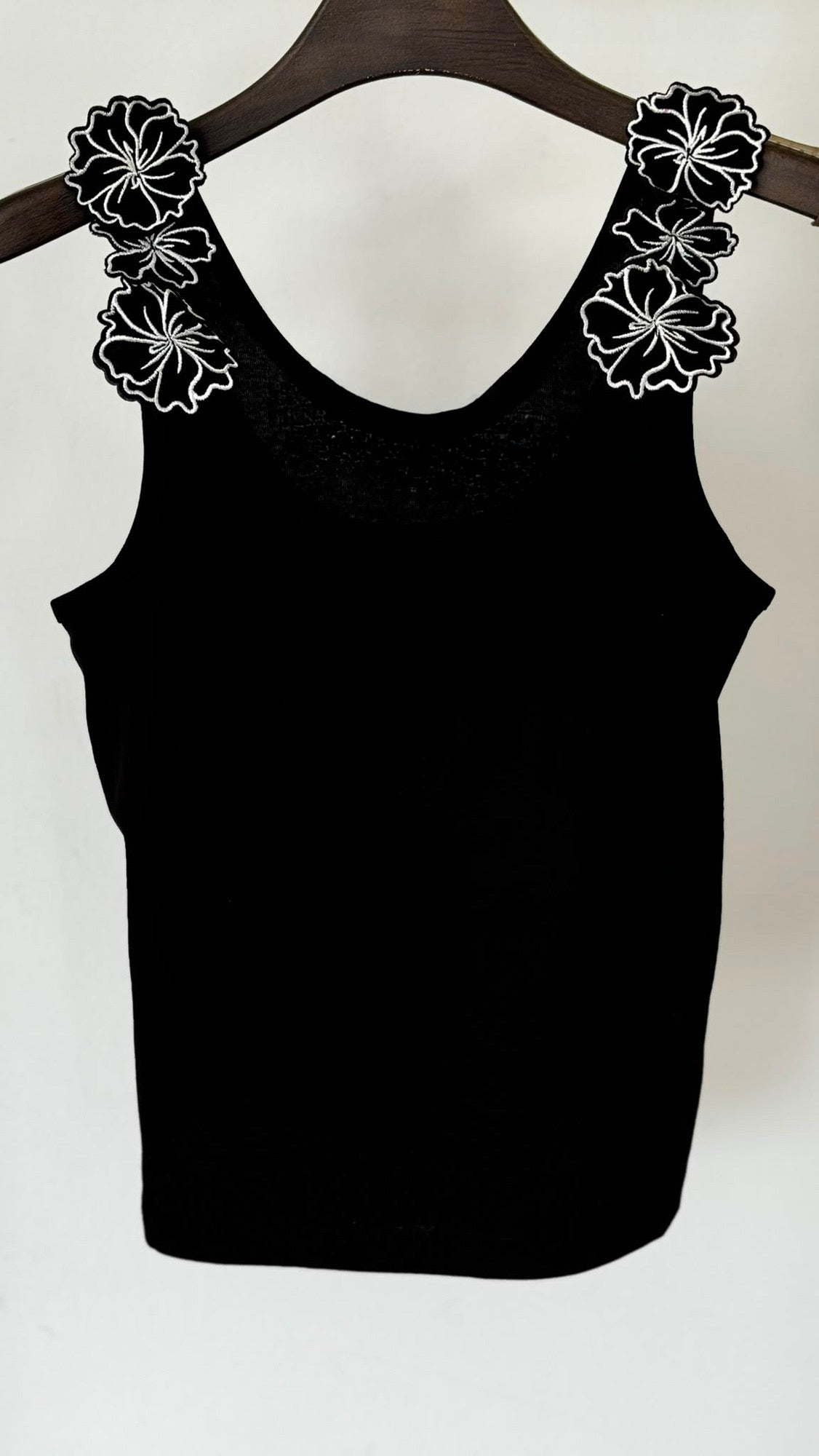 Top Margritte flower black