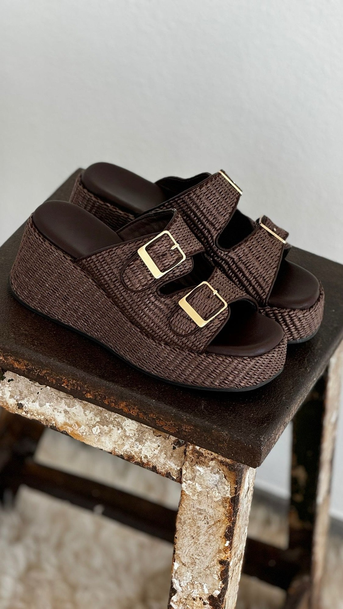 Sandal platform raffia chocolate