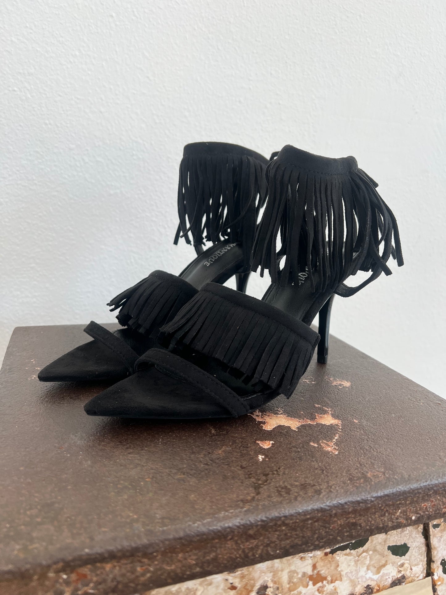 Pump fringes black