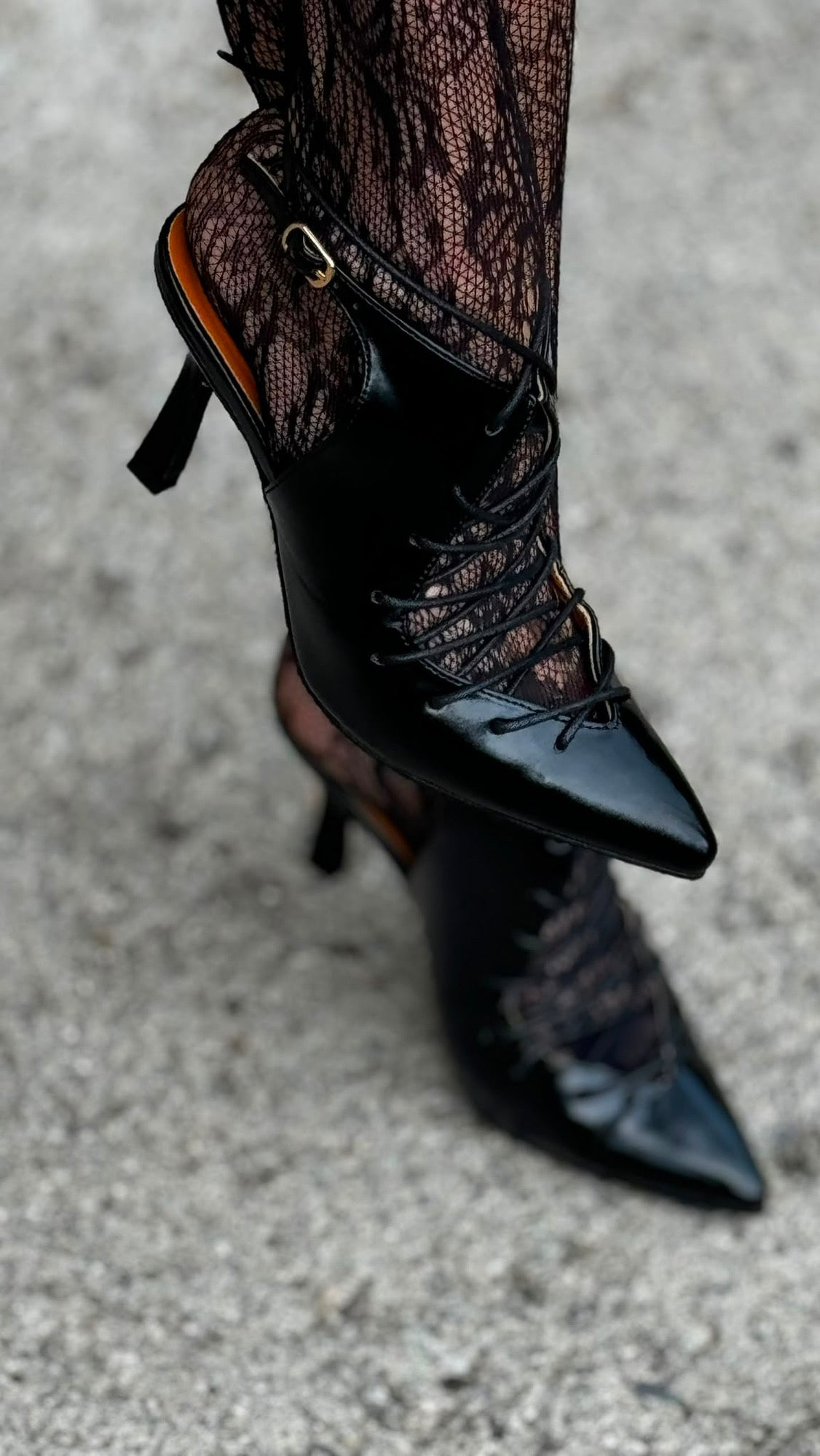 Pump Evita laced black